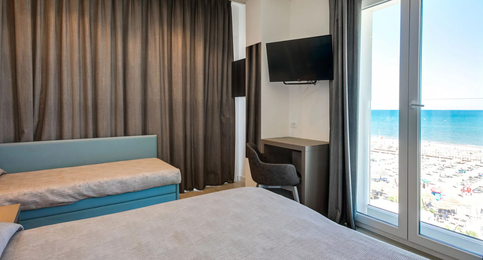 media.Slide-Family-Room-1-CFH-Riccione