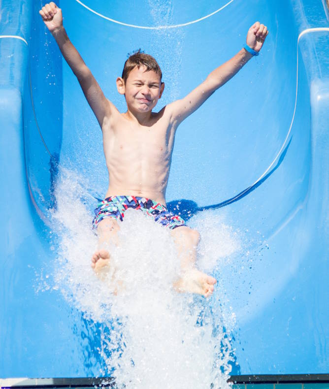 media.Ragazzo_su_acquascivolo_al_Parco_Acquatico_Beach_Village_vicino_Club_Family_Hotel_Riccione_biglietti_ingresso_gratuiti